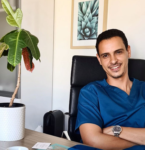 Dr. Ismail Essamadi, Chirurgien Maxillo-facial Plasticien, dans son cabinet à Casablanca